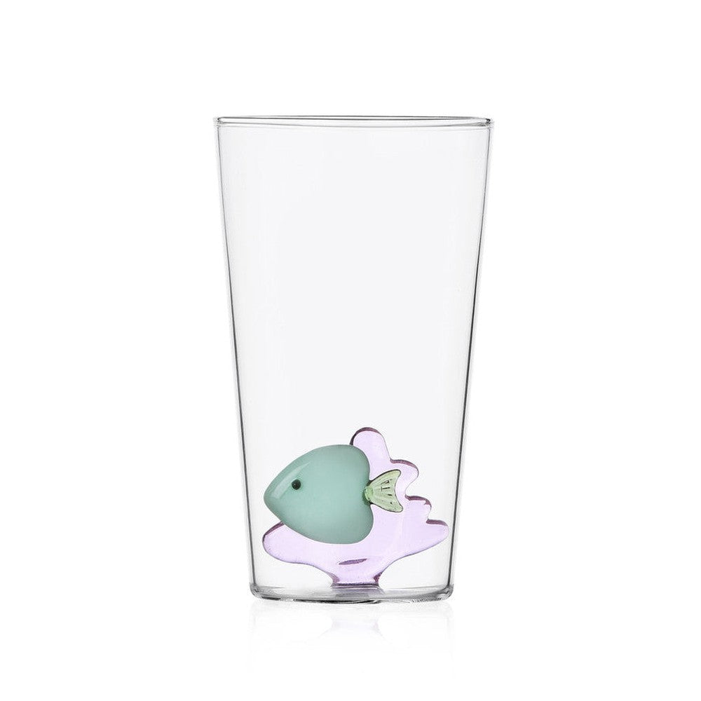 Bicchiere da cocktail con pesciolino
